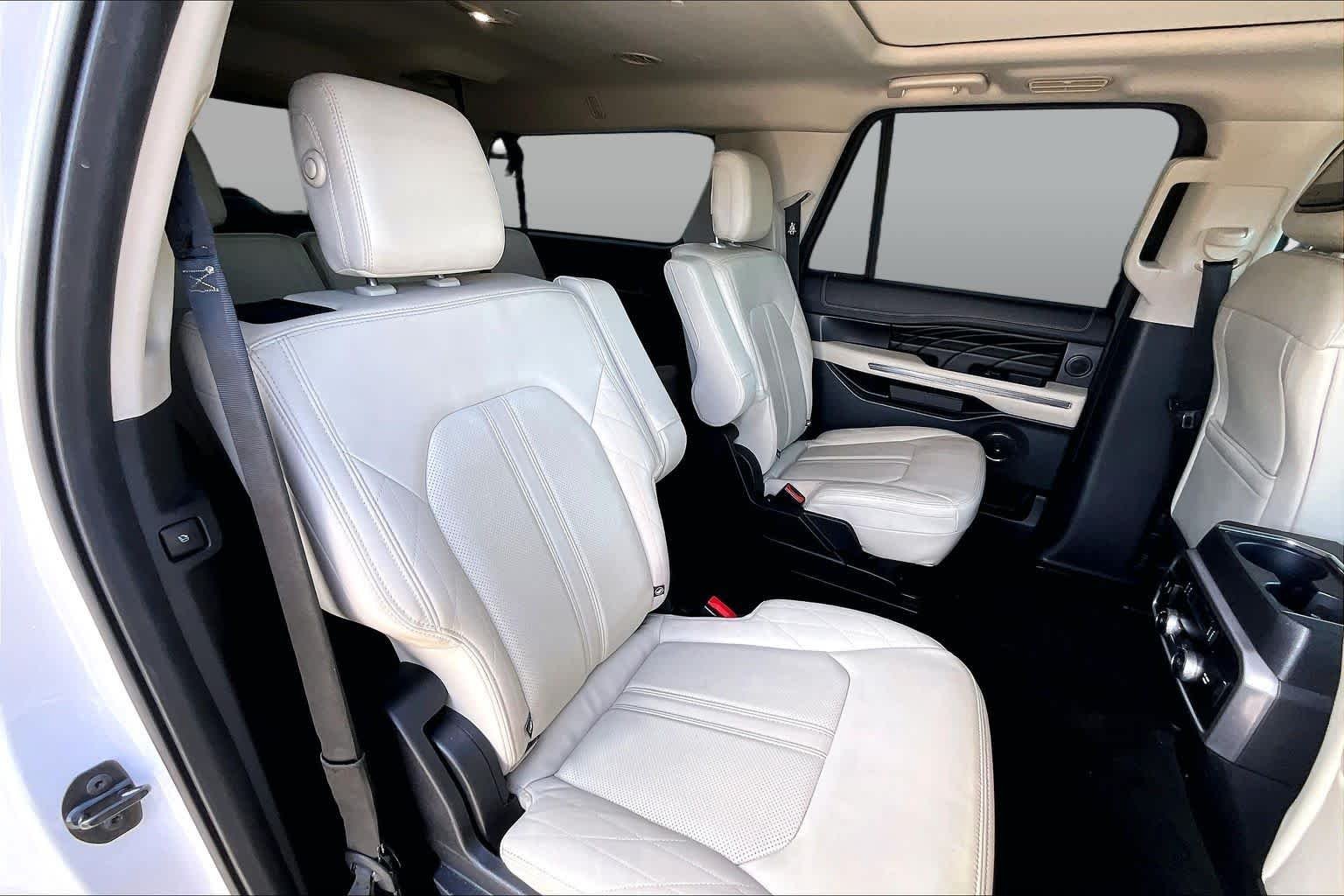 Used 2019 White Platinum Metallic Tri-Coat Ford Platinum image 19