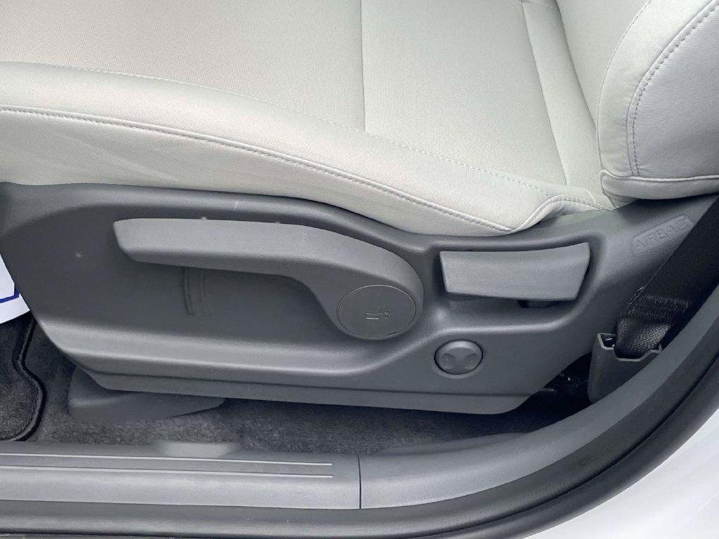 New 2027 White Hyundai SE FWD image 18