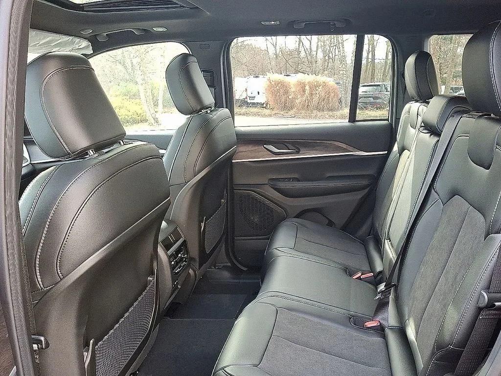 New 2026 Bright White Clear-Coat Exterior Paint Jeep Altitude image 7