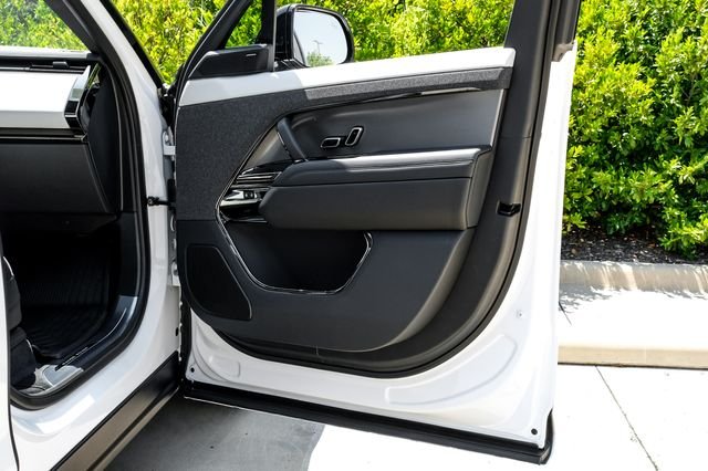 New 2026 Ostuni Pearl White Premium Metallic Land Rover Dynamic SE image 55