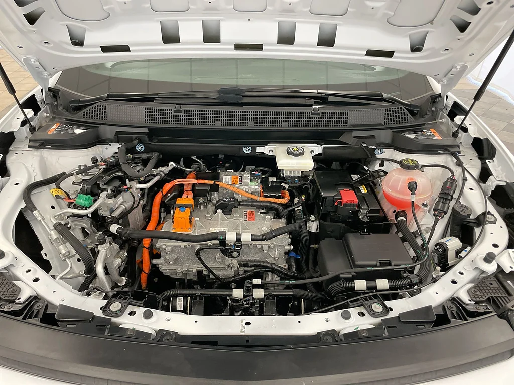 Used 2025 Summit White Chevrolet LT image 28