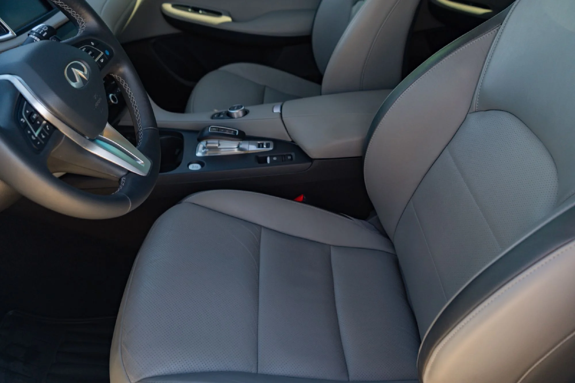 Certified Used 2025 White INFINITI LUXE image 9