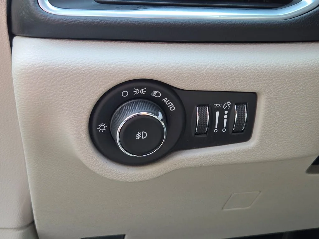 Used 2018 Gray Chrysler Touring L Plus image 24
