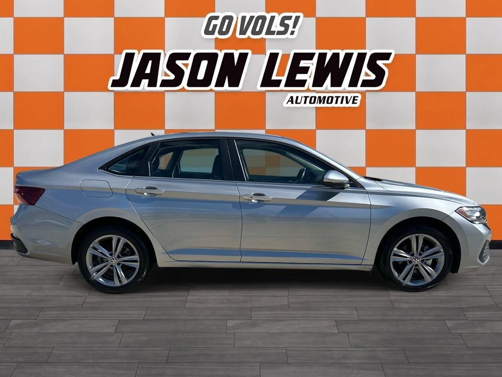 Used 2024 Silver Volkswagen SE image 3
