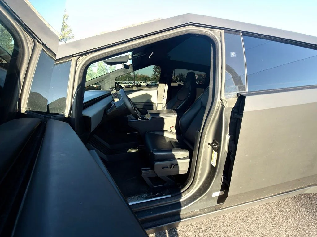 Used 2025  Tesla Base image 25