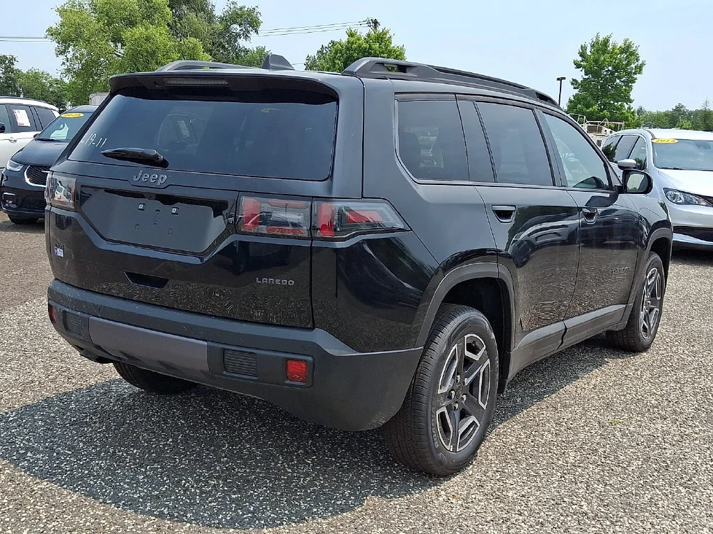 New 2026 Diamond Black Crystal Pearl-Coat Exterior Paint Jeep Laredo image 8