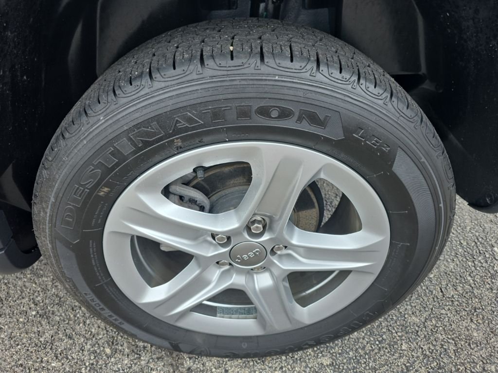 Used 2023 Gray Jeep Latitude image 8