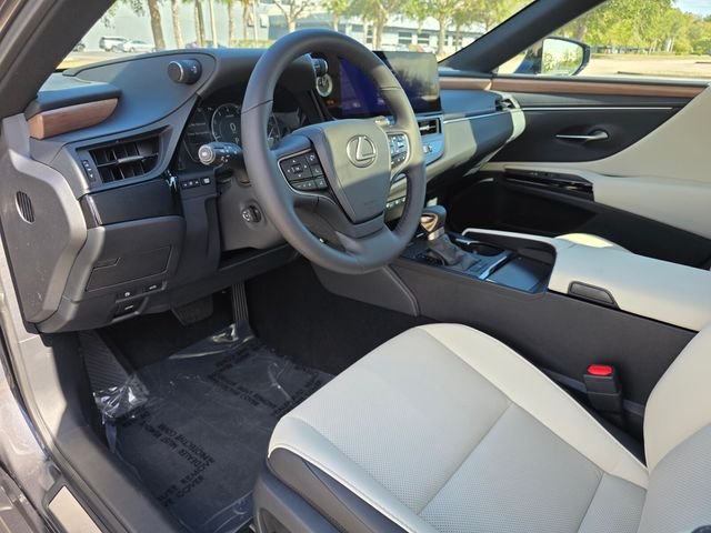 2025 Lexus ES 350 - Photo 23
