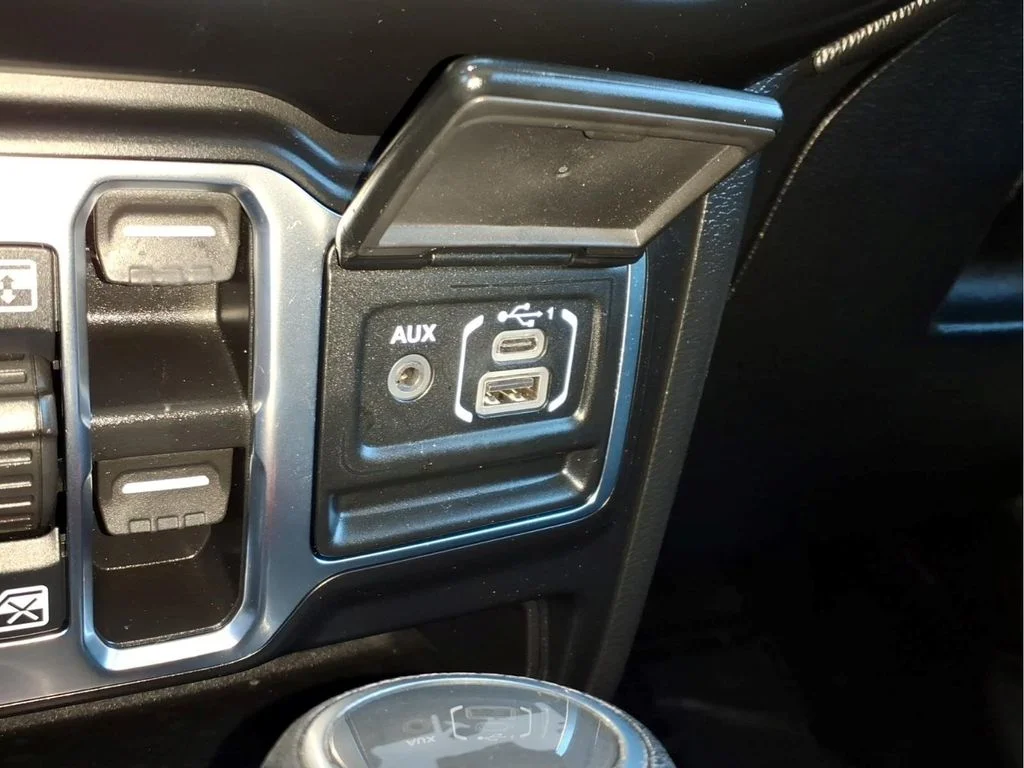 Used 2022 White Jeep Unlimited Willys image 9