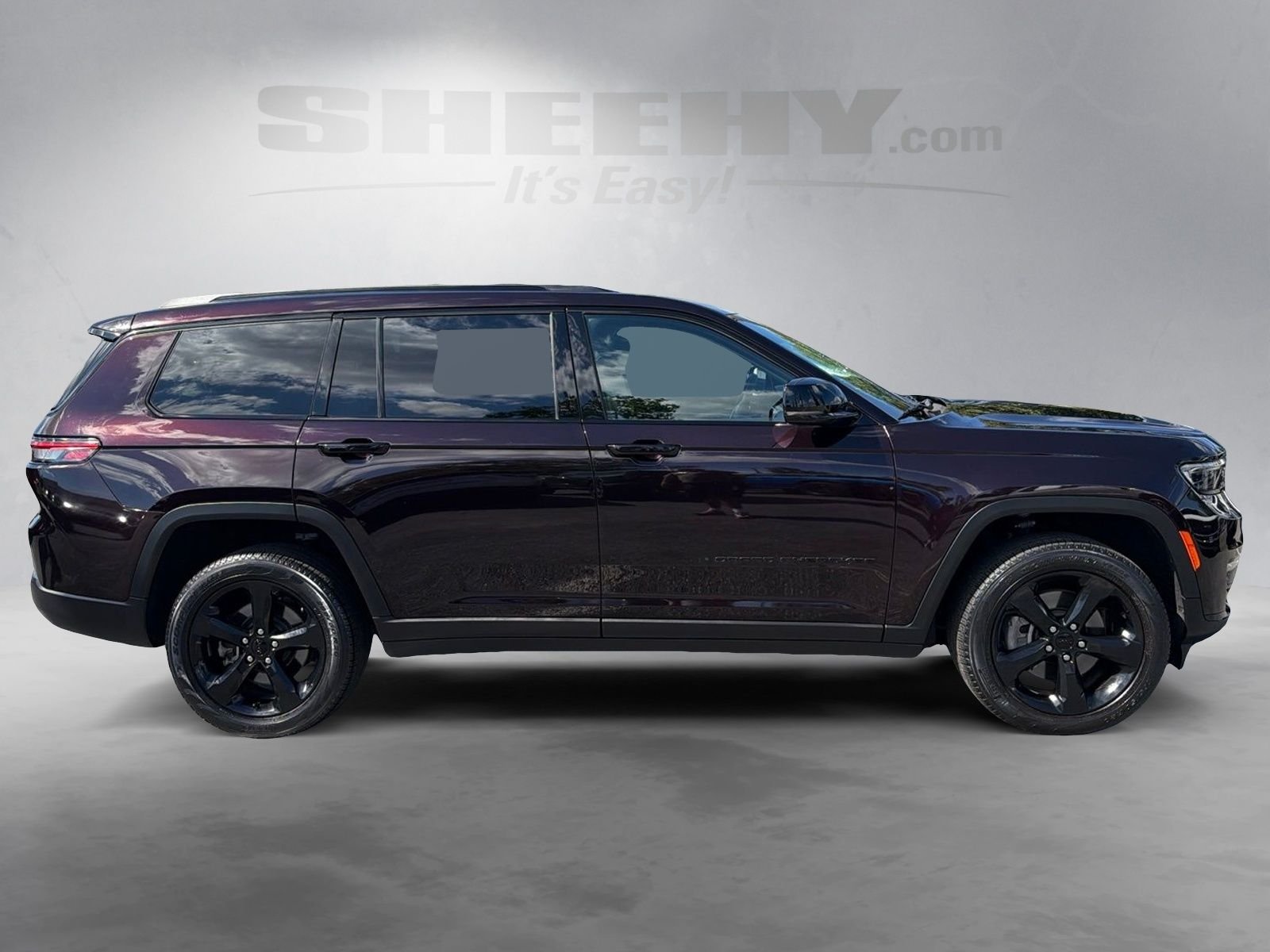 Used 2023  Jeep Limited image 10