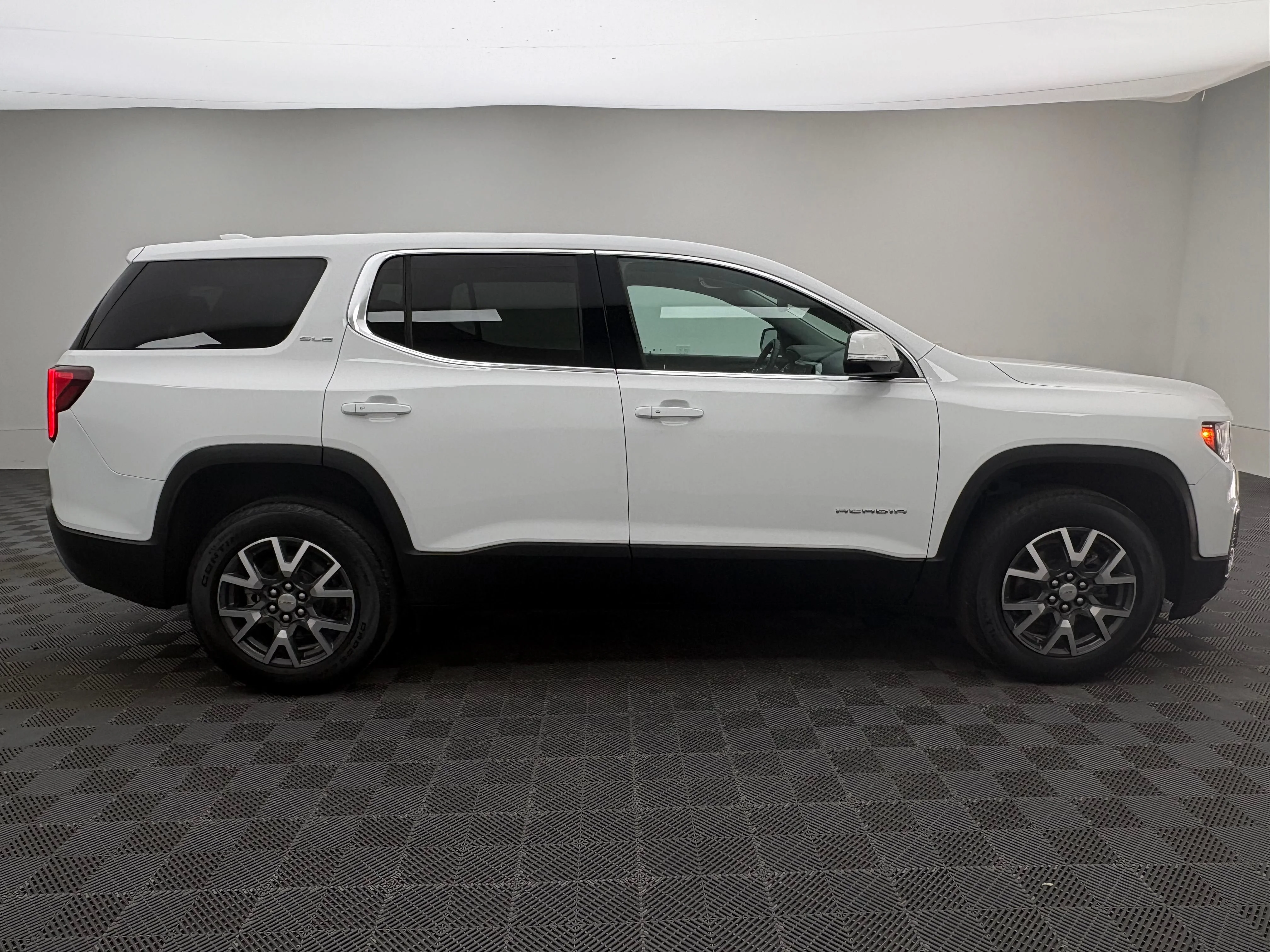 Used 2023 Summit White GMC SLE image 4