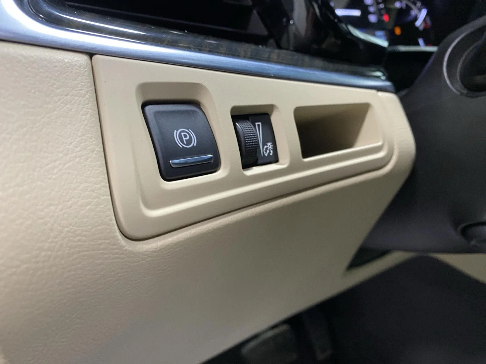 Used 2018 Dark Granite Metallic Cadillac FWD image 19