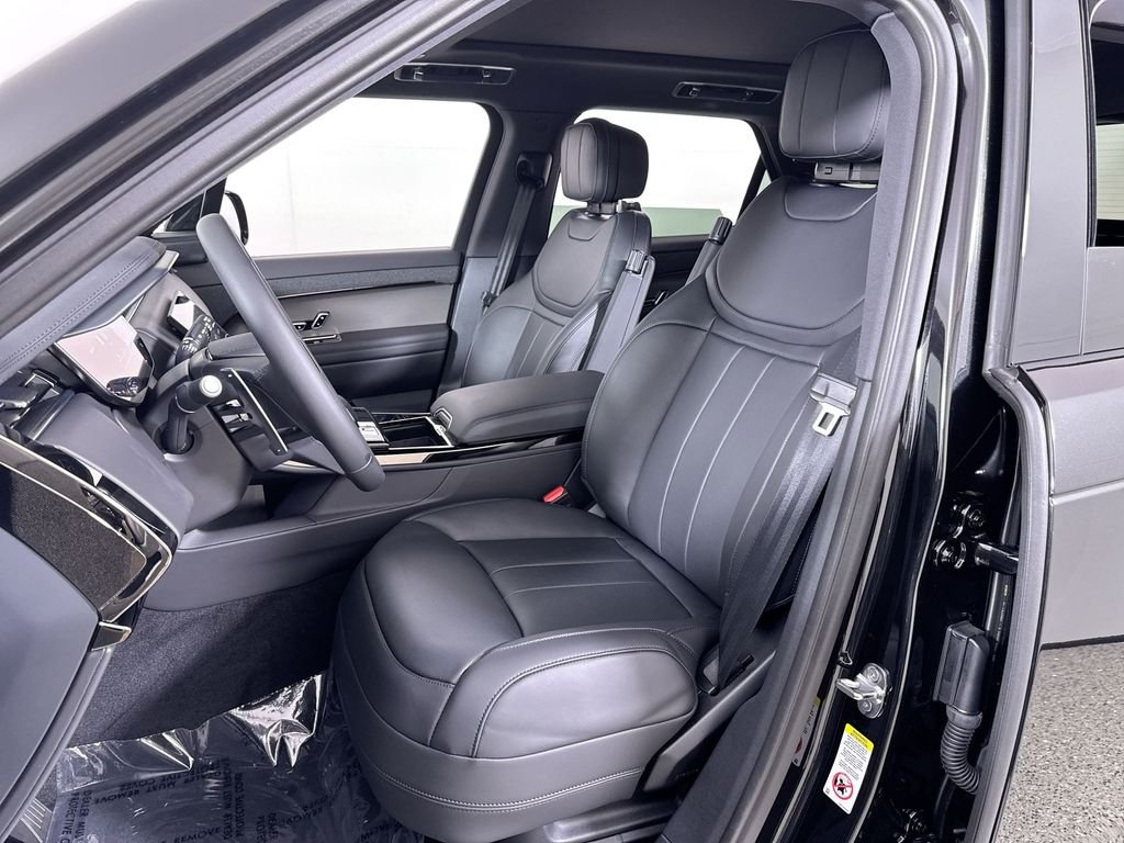 New 2026 SANTORN BLK MET Land Rover SE image 11