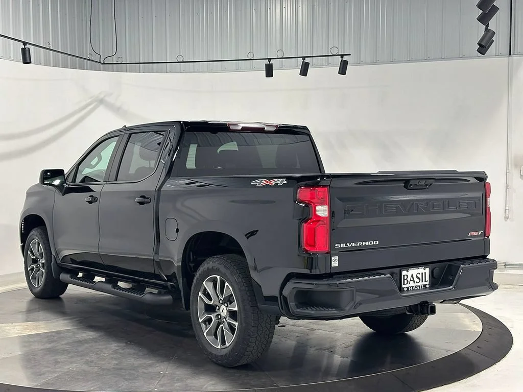 Used 2023 BLACK Chevrolet RST image 14