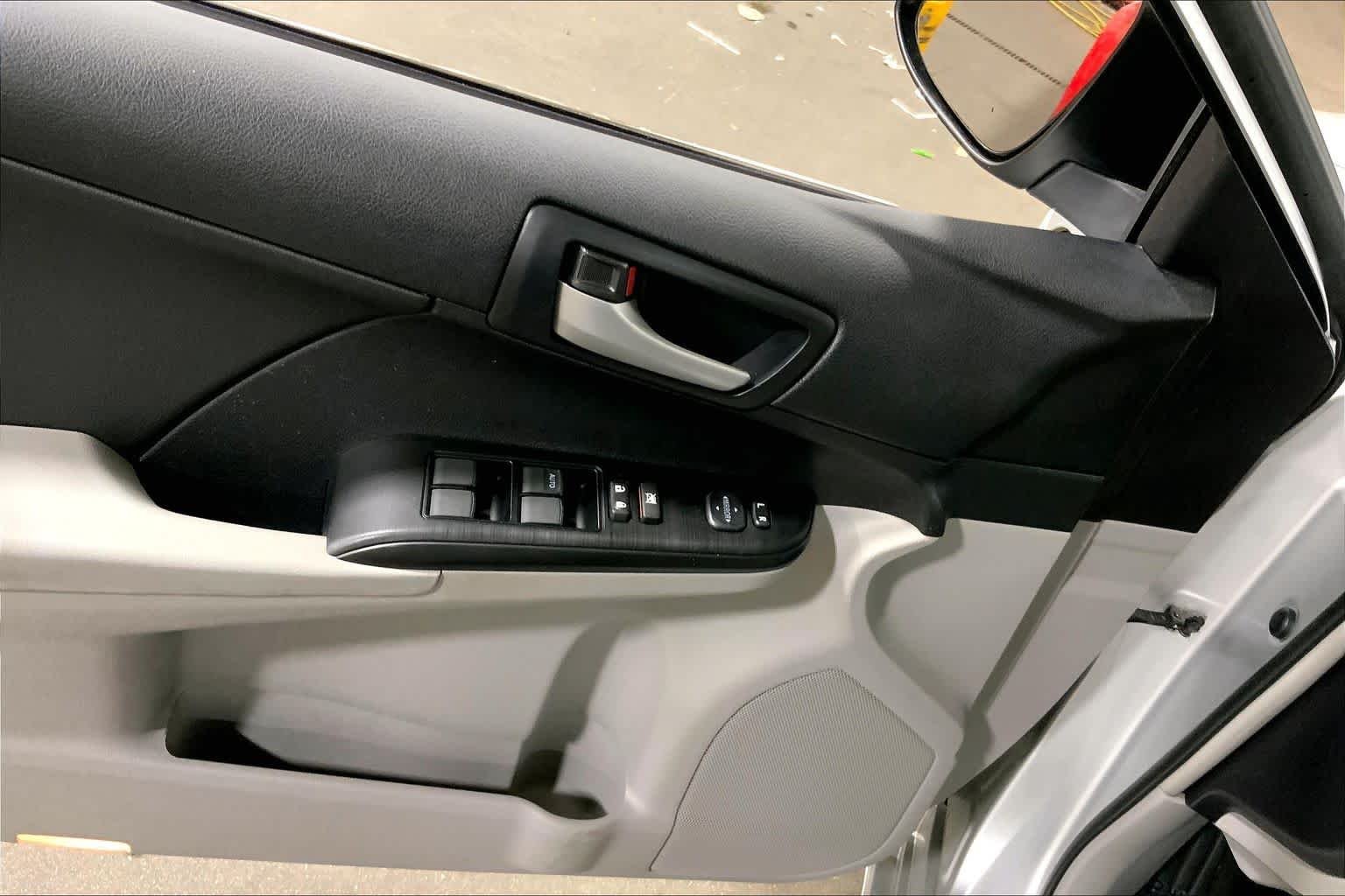 Used 2014 Classic Silver Metallic Toyota LE image 36