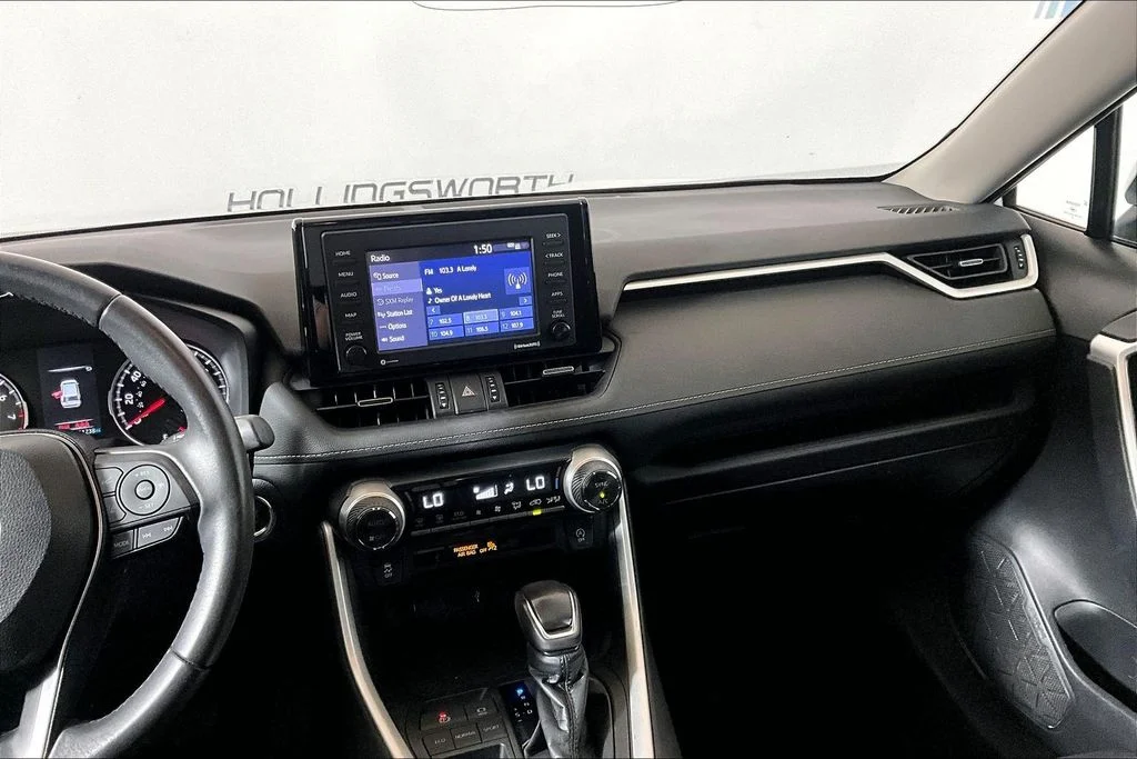 Used 2020 White Toyota XLE Premium image 5