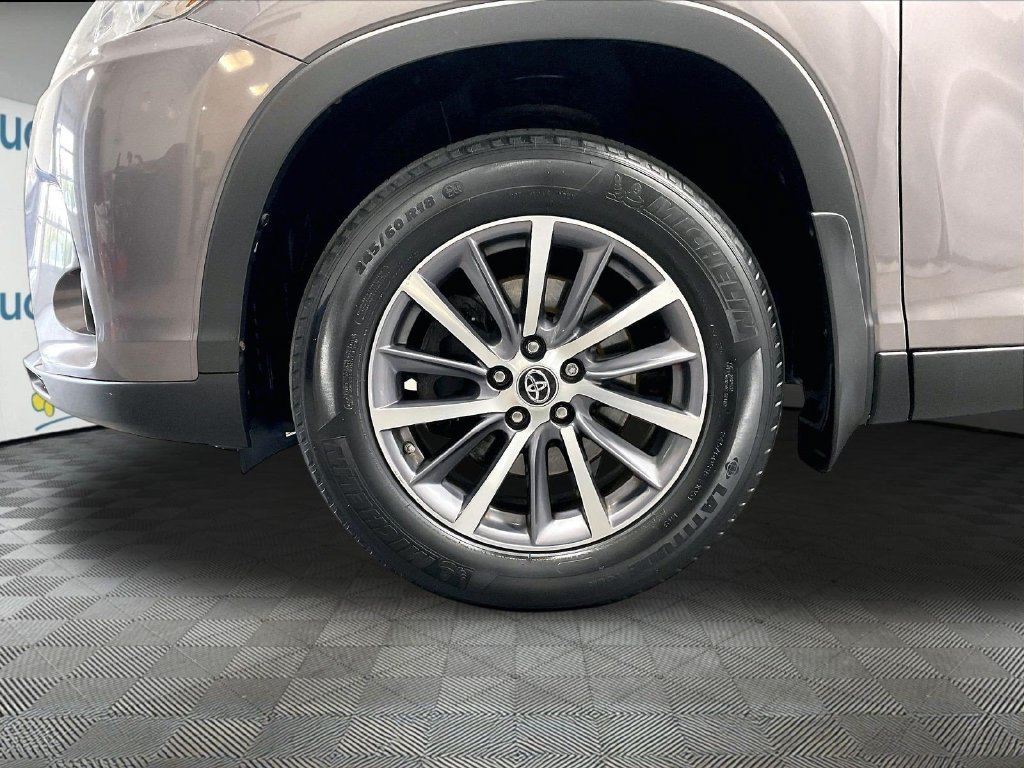 Used 2019 Gray Toyota XLE image 7