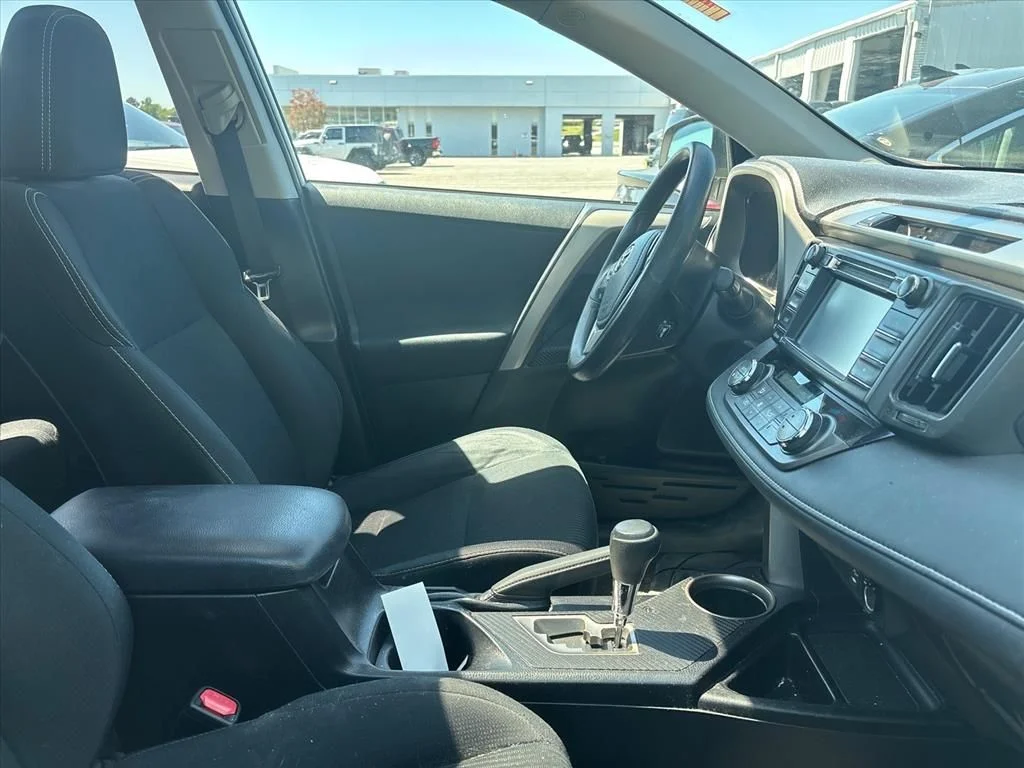 Used 2015 White Toyota XLE image 18