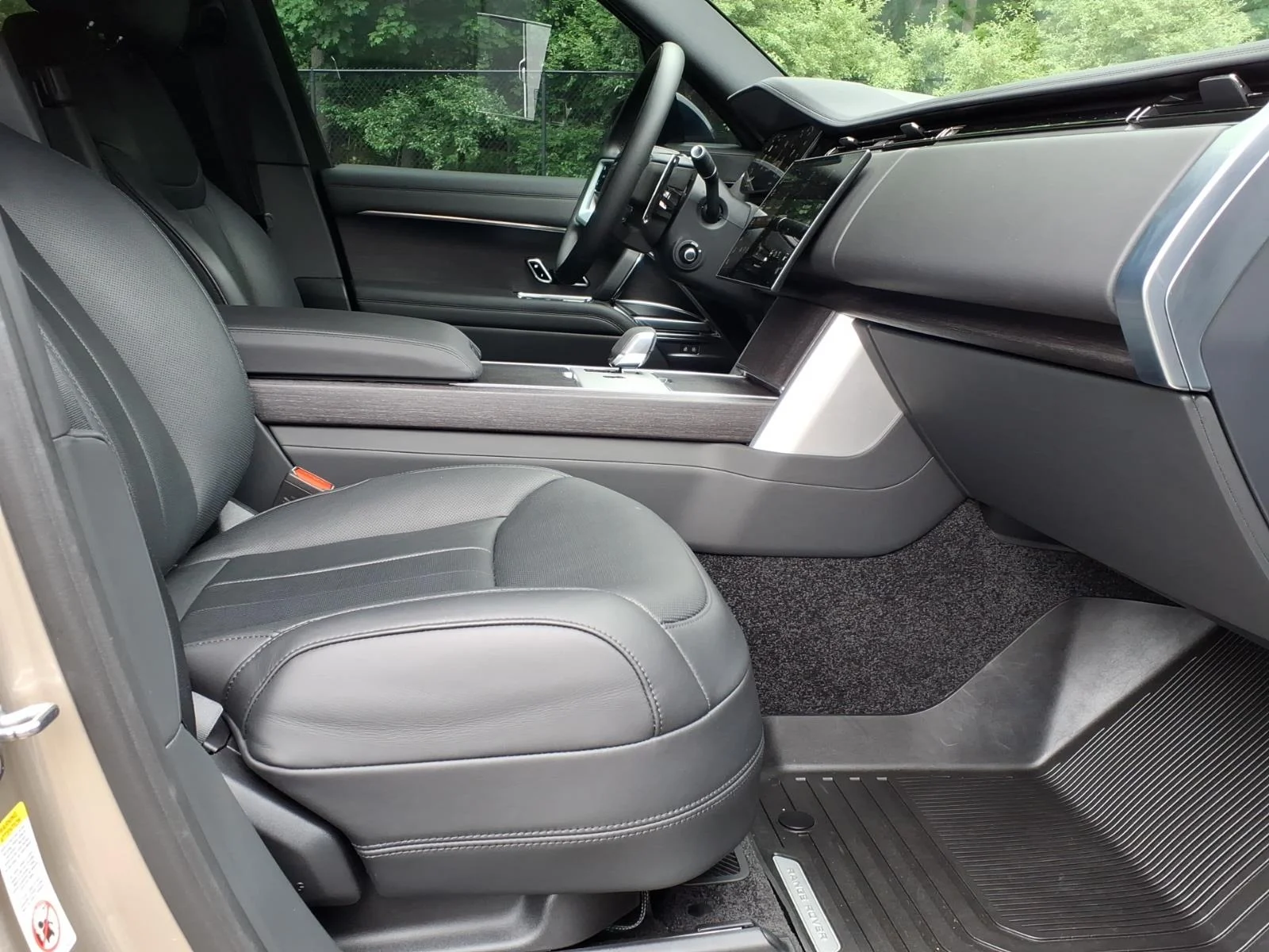 Used 2025 Batumi Gold Premium Metallic 1dm Land Rover SE LWB image 3