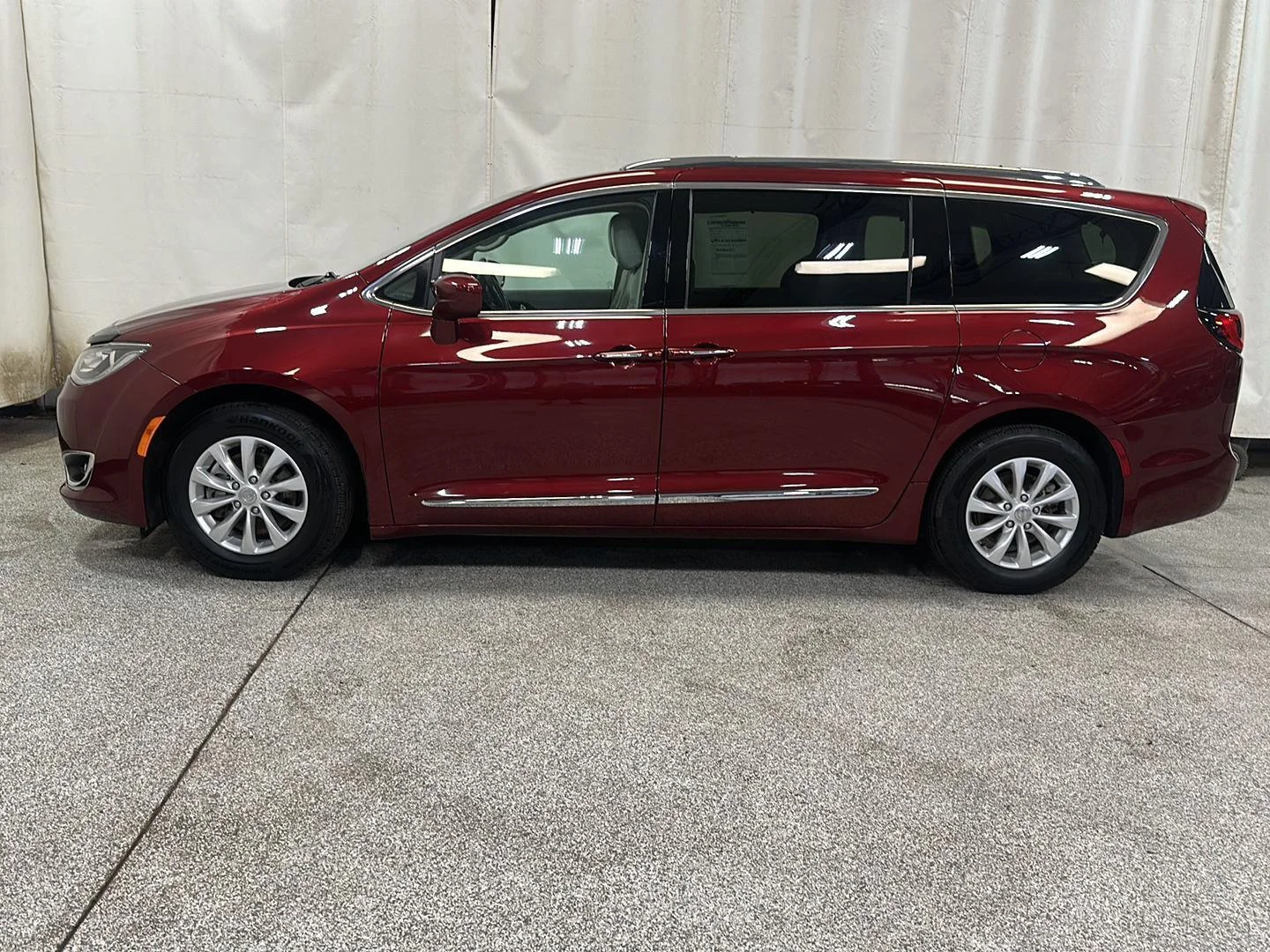 Used 2019 Velvet Red Pearlcoat Chrysler Touring L image 2