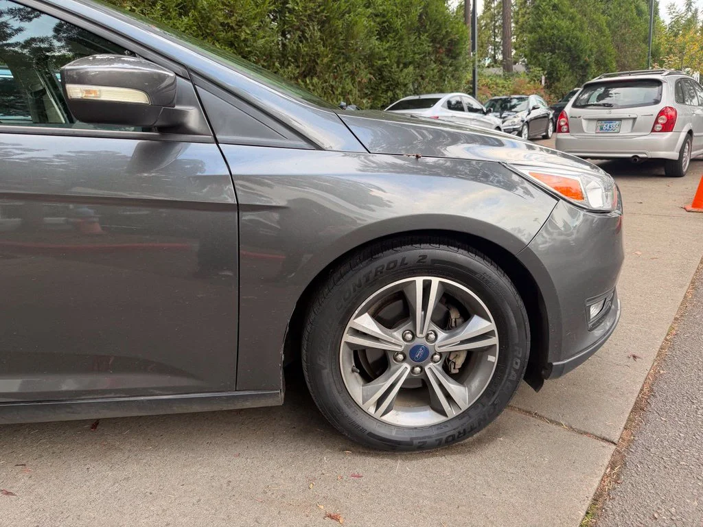 Used 2017 Magnetic Ford SE image 3