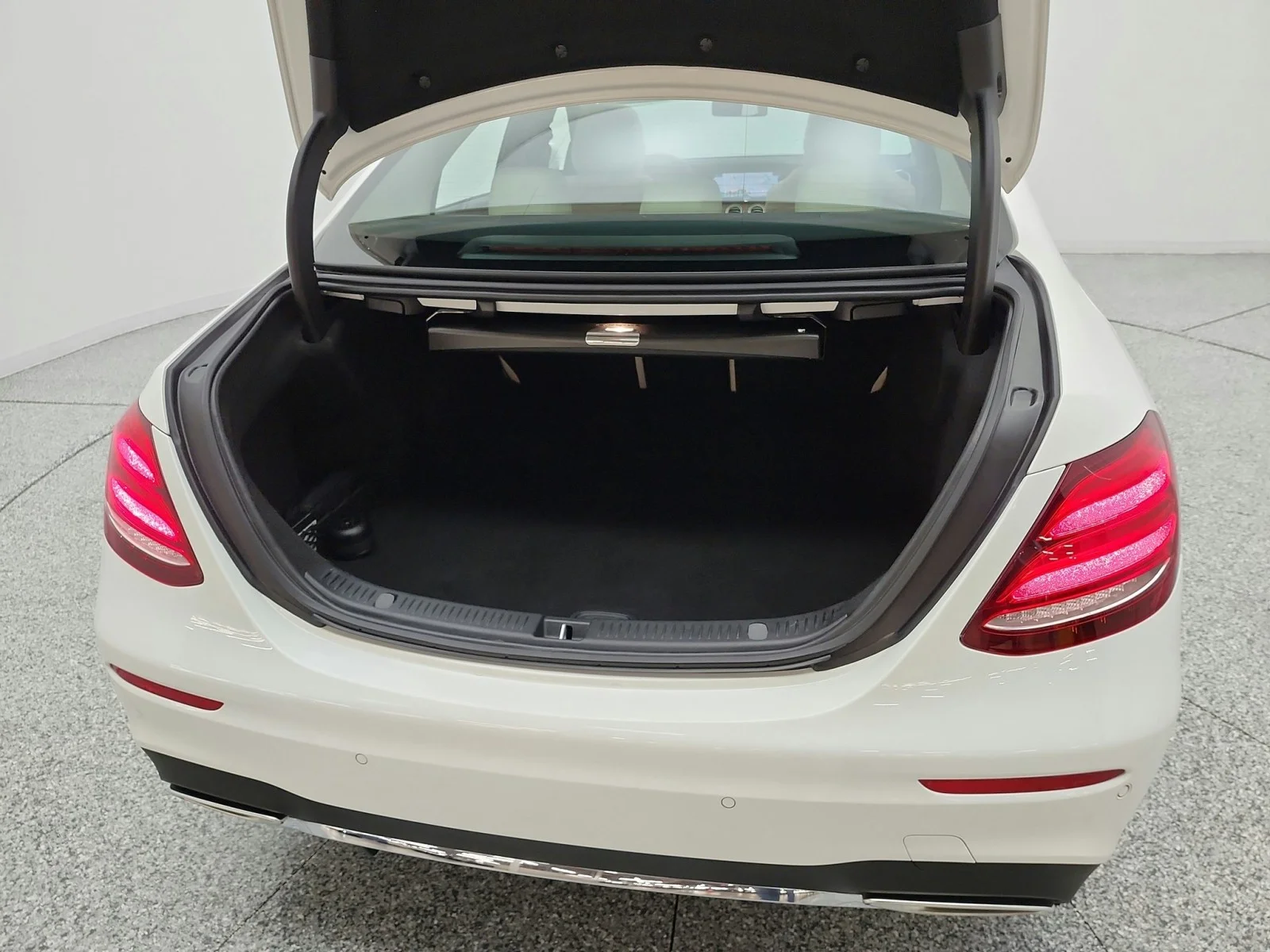 Used 2018 Polar White Mercedes-Benz E 300 RWD Sedan image 21