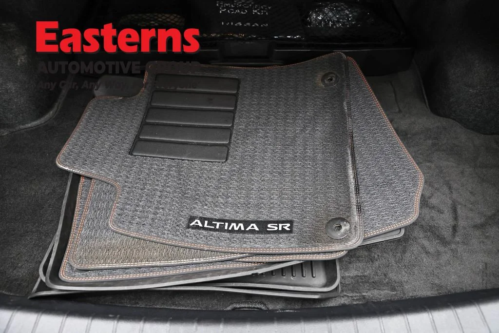 Used 2023 Gray Nissan 2.0 SR image 9