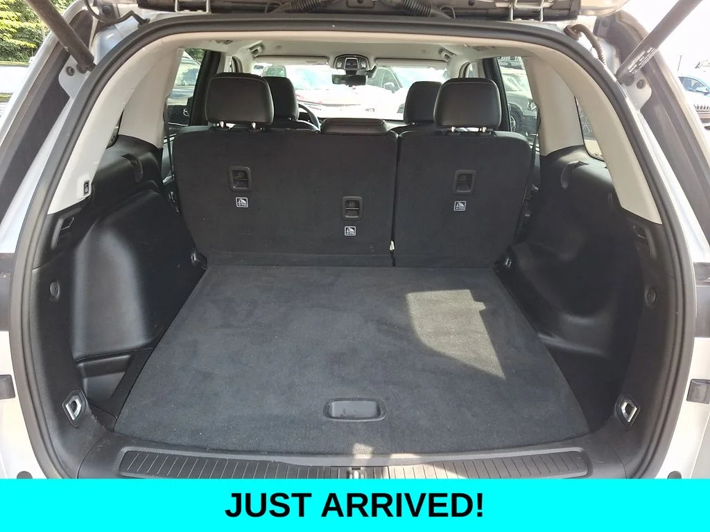 Certified Used 2023 Silver Jeep Limited image 28