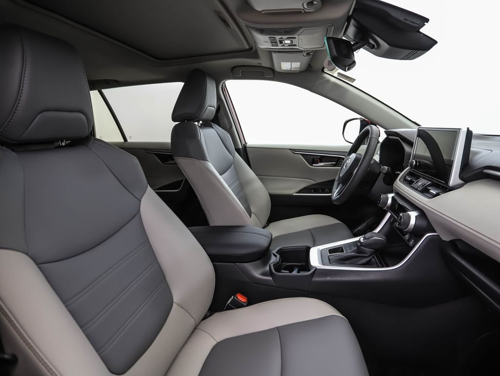 Used 2025 Pearl Toyota XLE Premium image 29