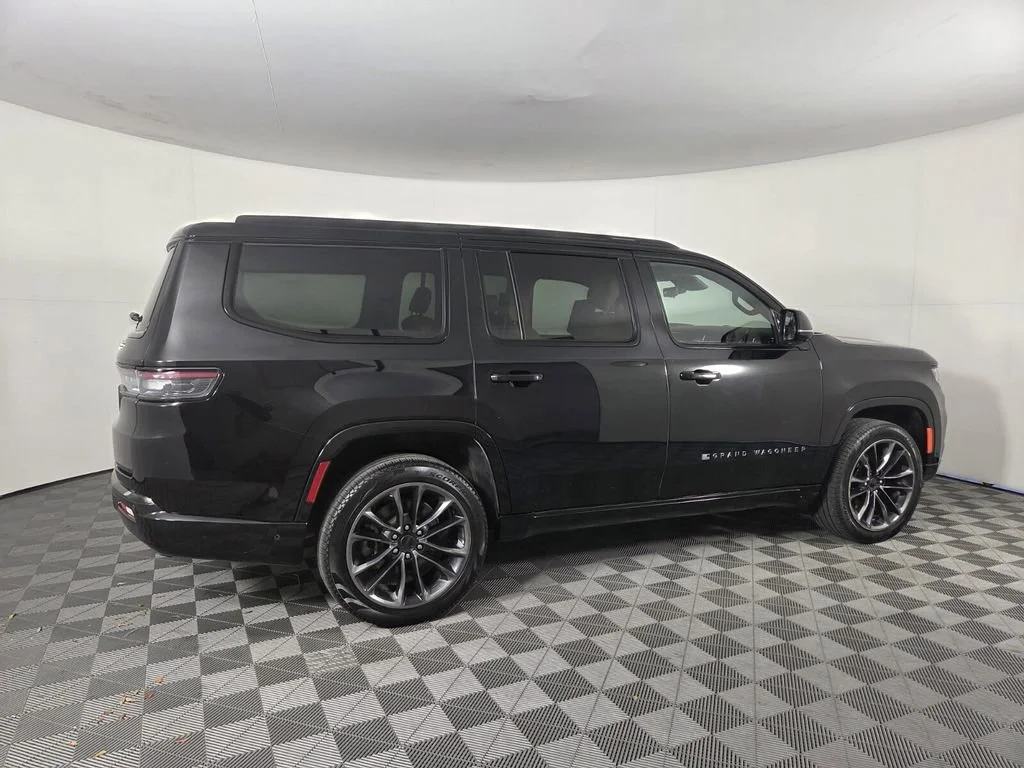 Used 2025 Diamond Black Crystal Pearlcoat Jeep Series III Obsidian image 4