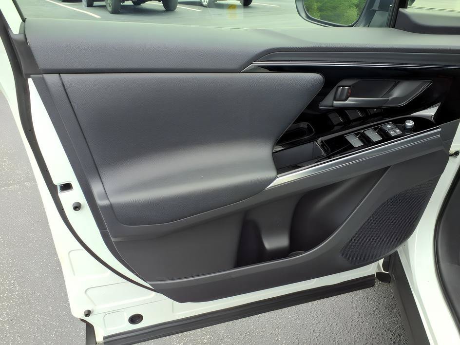 Certified Used 2023 Pearl Toyota Limited image 17