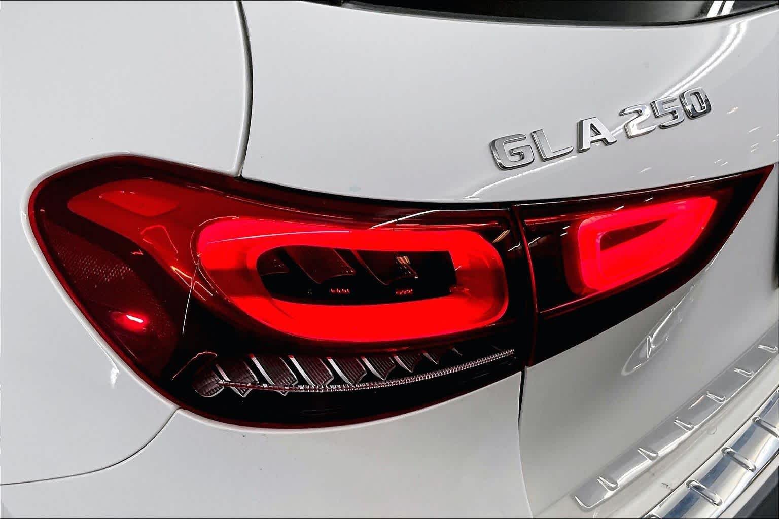 Used 2023 Polar White Mercedes-Benz GLA 250 image 25