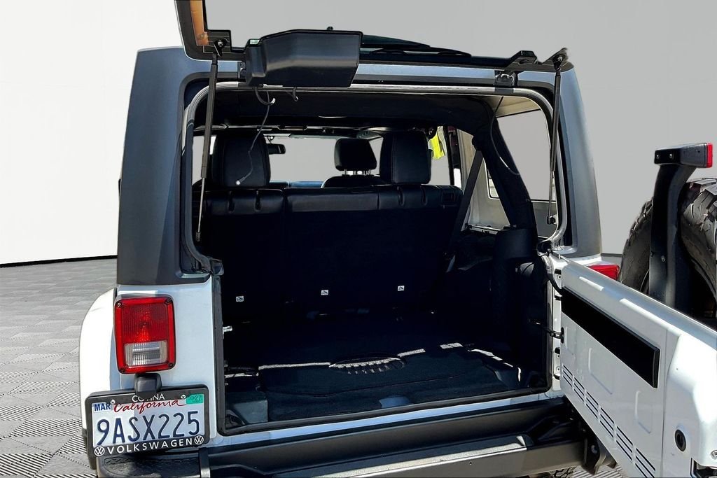 Used 2016 White Jeep Unlimited Sahara image 24