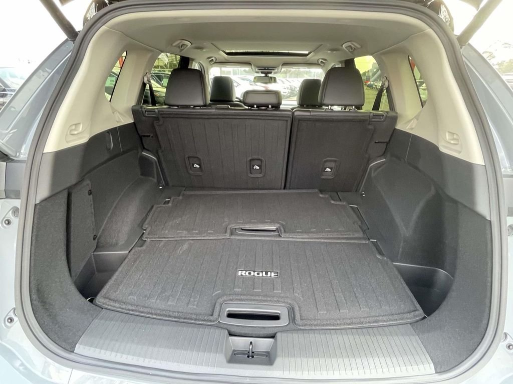 New 2026 Boulder Gray Pearl / Super Black Two-tone Nissan Platinum image 9