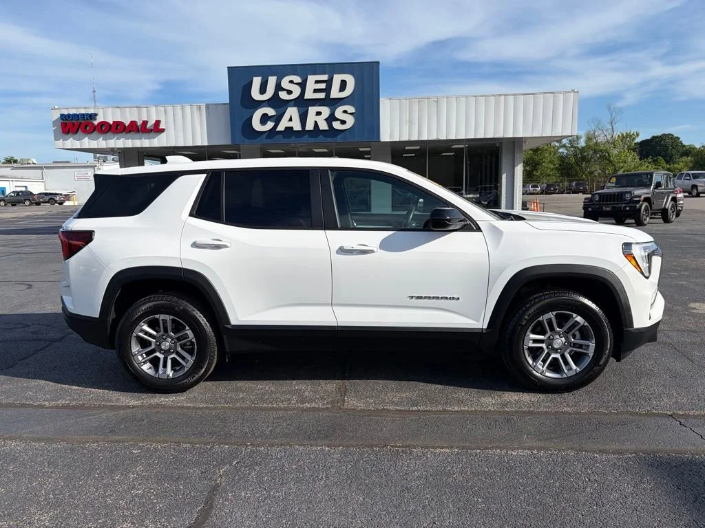 Used 2025 Summit White GMC Elevation image 9