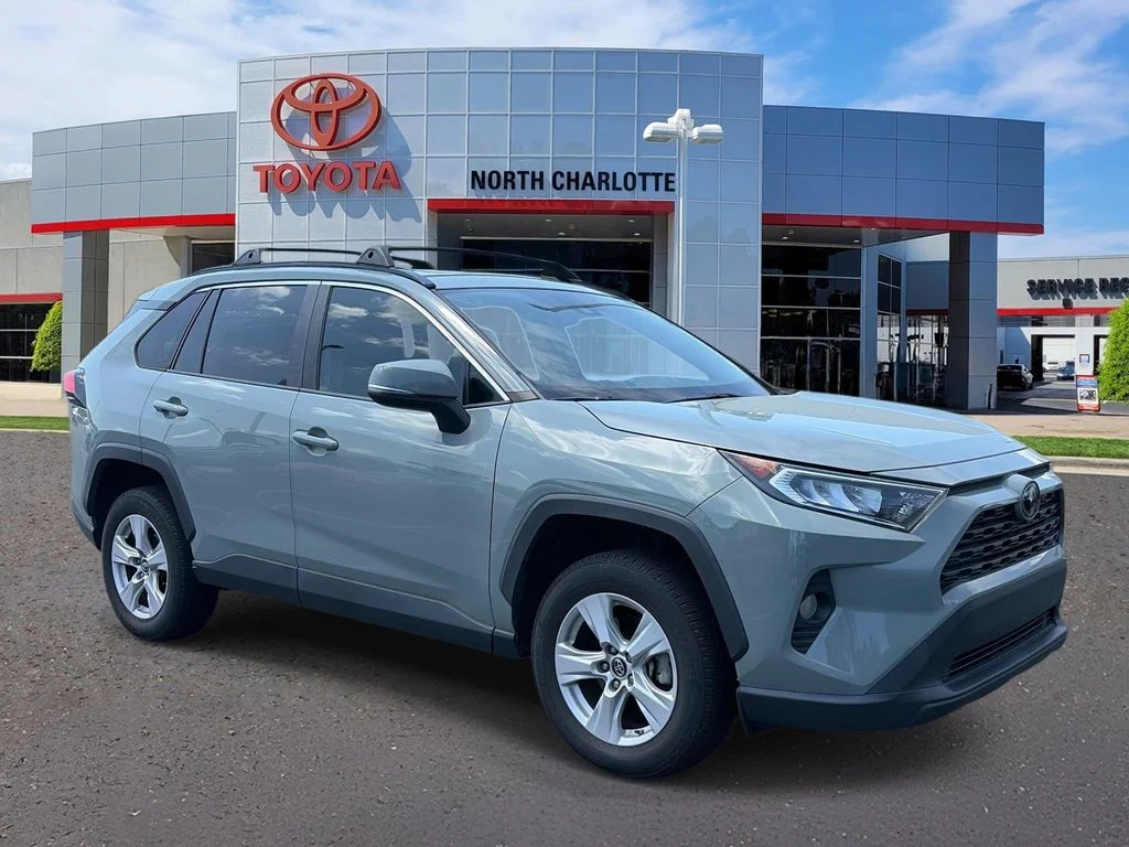 Used 2019  Toyota XLE image 1