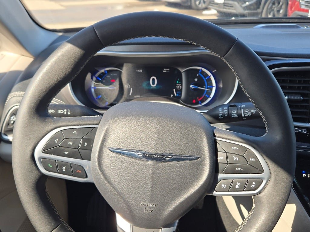 Used 2024 Black Chrysler Select image 33