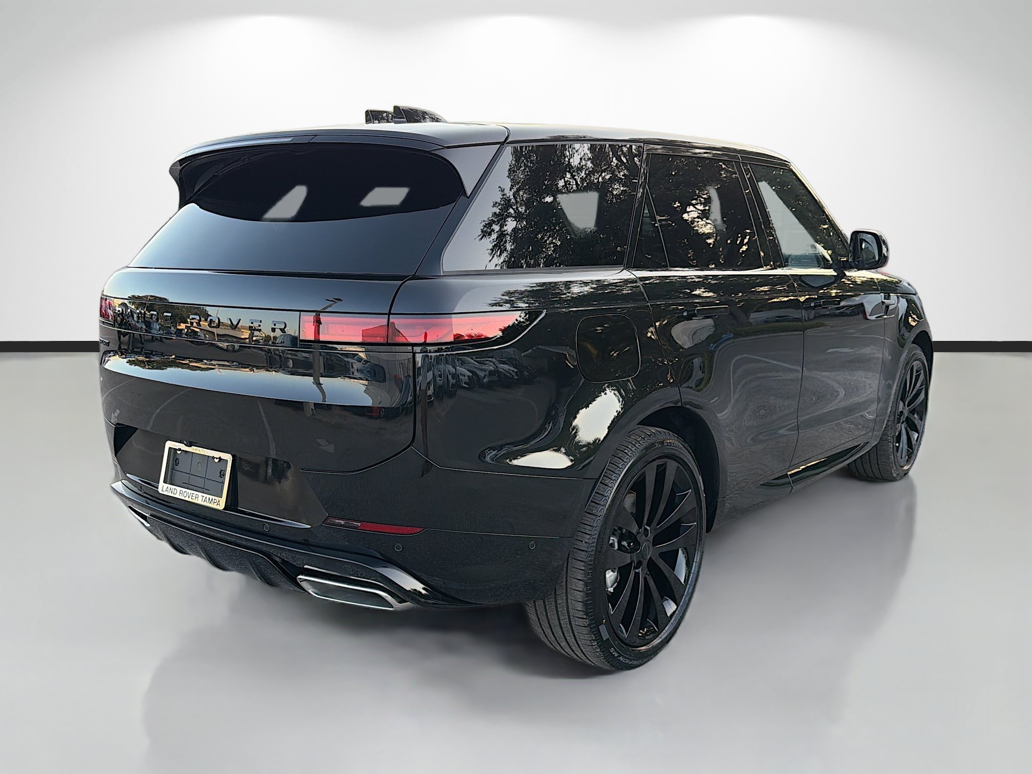 New 2026 Santorini Black LAND ROVER Dynamic SE image 4