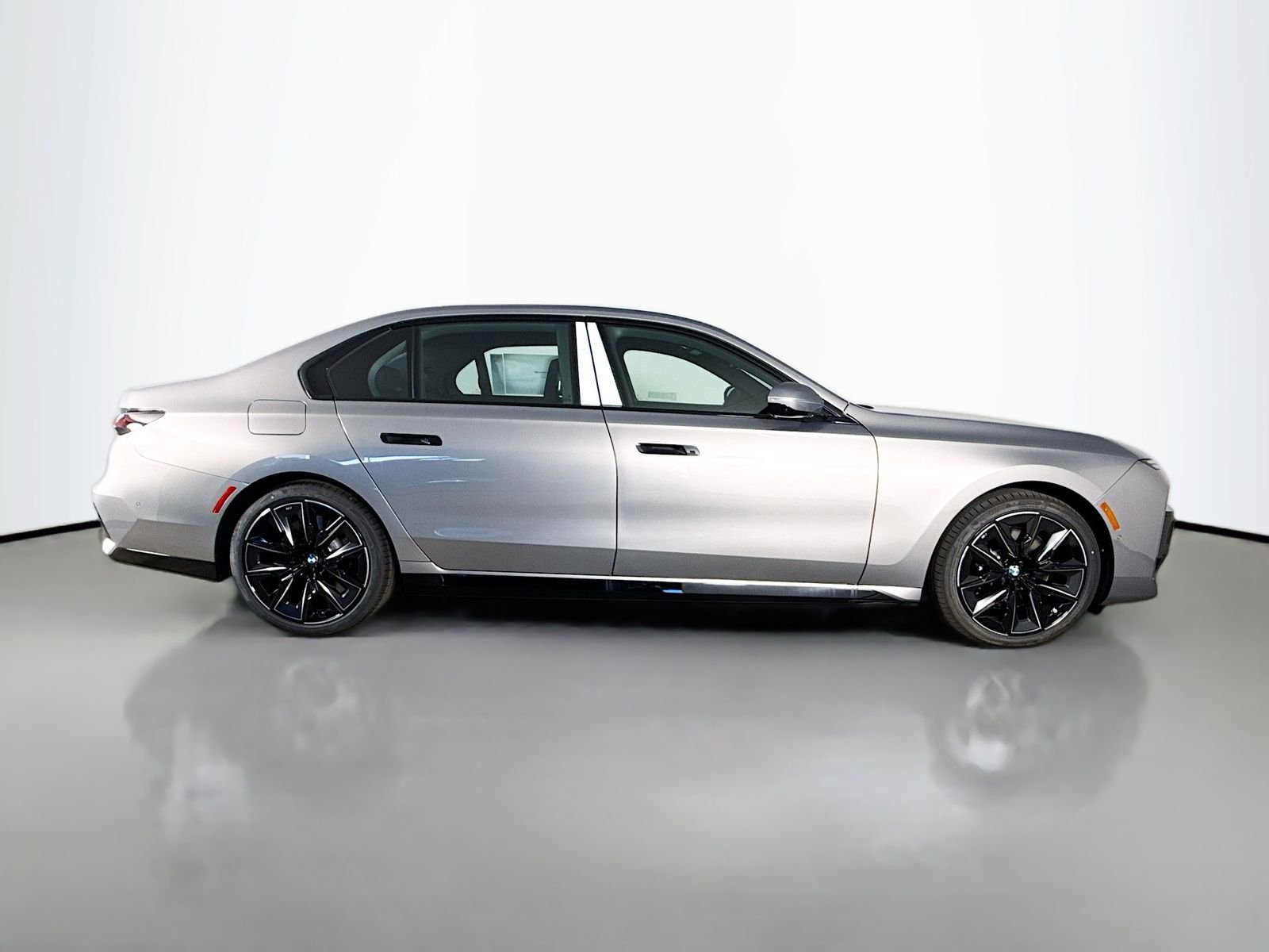 New 2026 Oxide Grey Metallic BMW 760i xDrive image 8