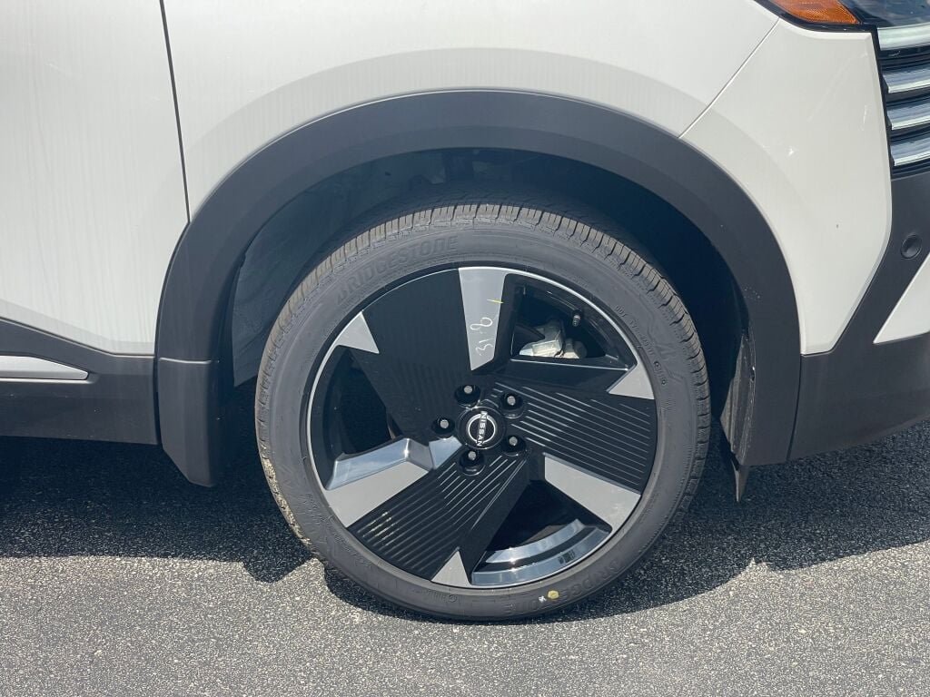 New 2026 Aspen White Tricoat Nissan SR image 24