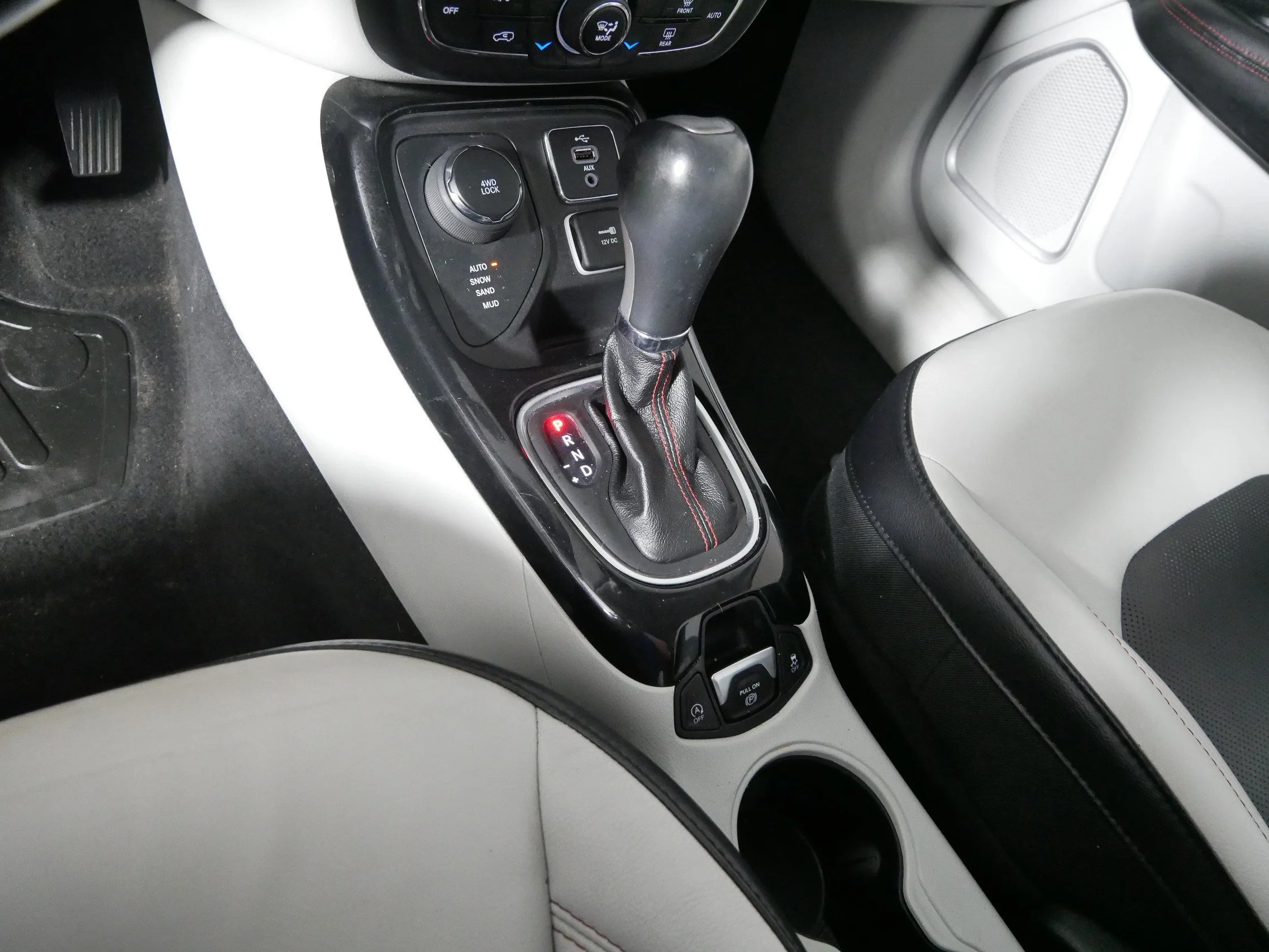 Used 2017 White Clearcoat Jeep Limited image 24
