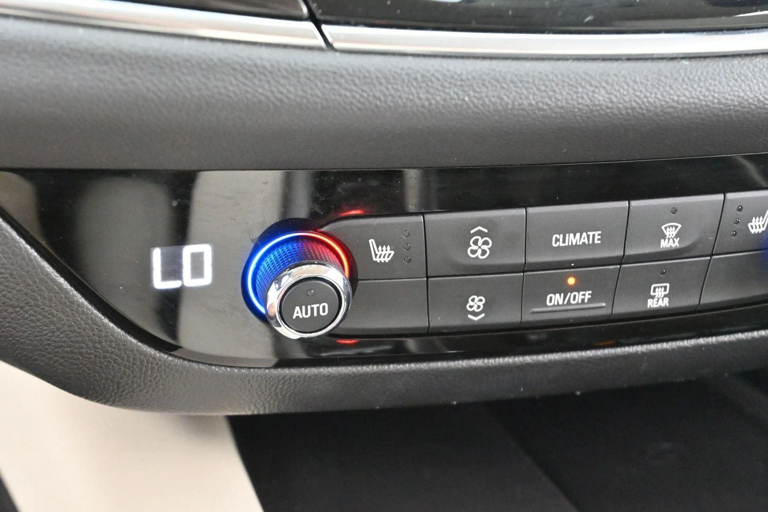 Used 2023 Summit White Buick Essence image 26