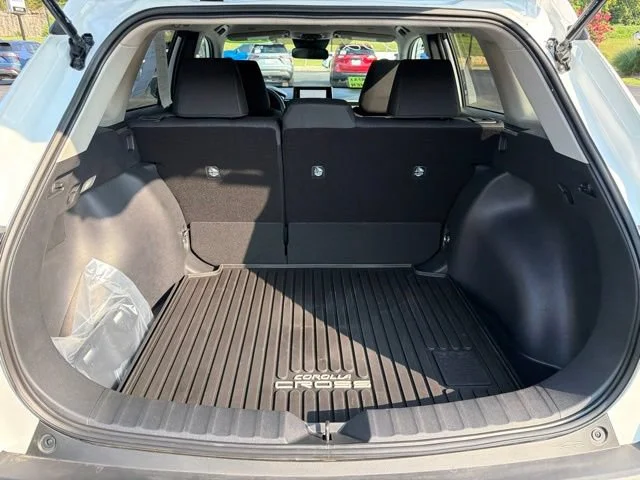 Used 2026 Off-white Toyota LE image 21