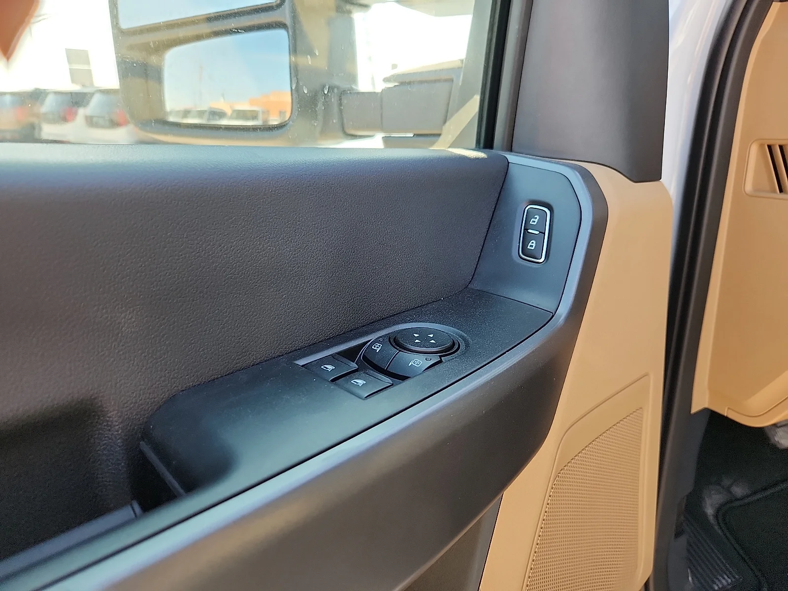 New 2027 Oxford White Ford XLT image 14