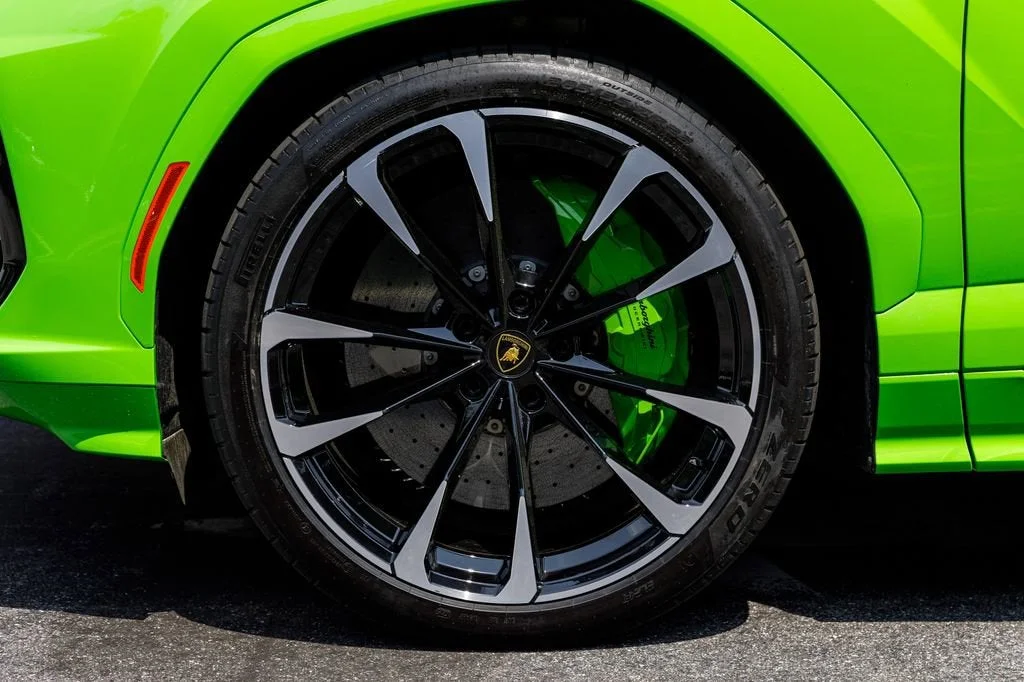 Used 2025 Green Lamborghini SE image 18