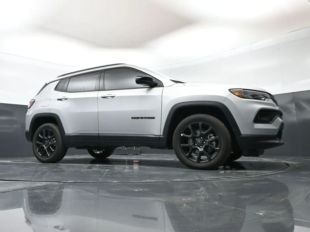 New 2026 Silver Zynith Metallic Clear-Coat Exterior Paint Jeep Latitude image 42