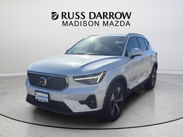 2023 Volvo XC40 B5 Plus Bright Theme