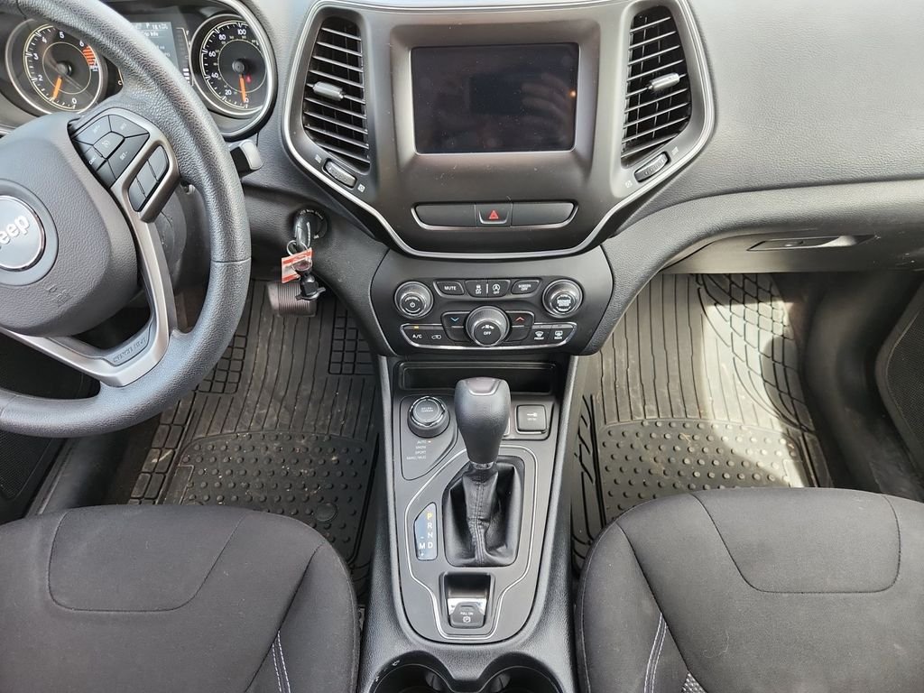Used 2019 White Jeep Latitude image 11