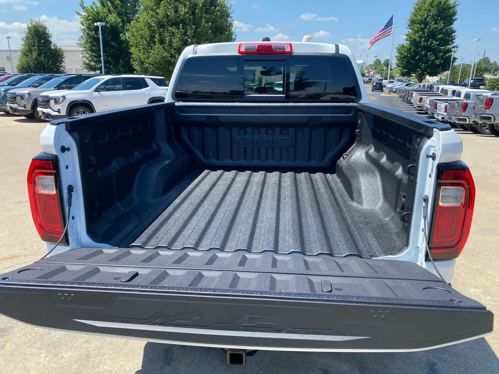 New 2026 Summit White GMC Elevation image 27