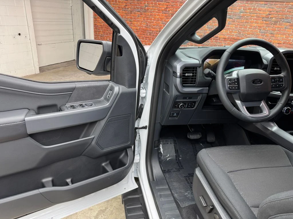 New 2026 Oxford White Ford XLT image 9